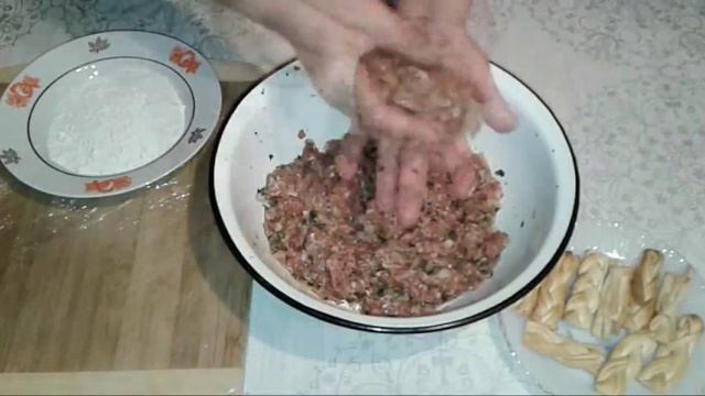 Котлеты с начинкой и луковым гарниром смотреть онлайн