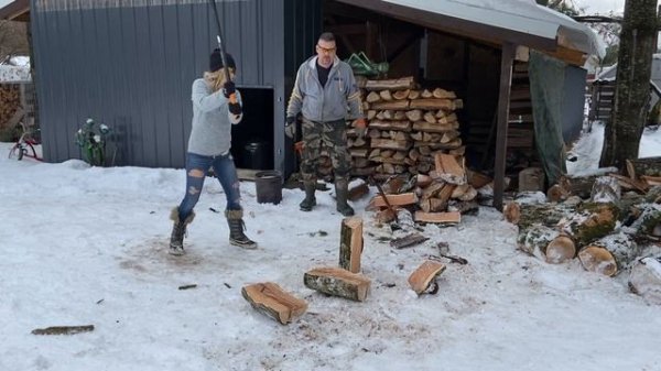 Splitting FIREWOOD with Fiskars X27 & New Van Deusen Axe