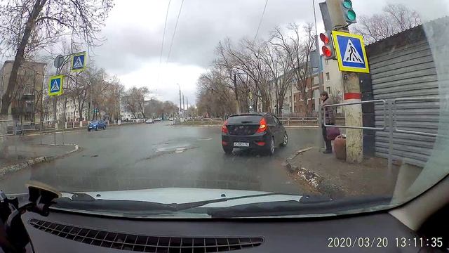 Якобы не уступил дорогу пешеходу. смотреть онлайн