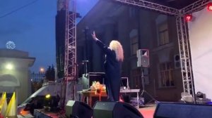 Лариса Долина спела в Волжском _Погоду в доме_.