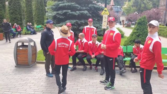 BORJOMI Georgia City WALKING Tour (Sights and People) | Unfiltered Travels смотреть онлайн