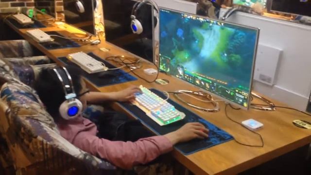 Deman in China: Ханчжоу. Компьютерный клуб смотреть онлайн