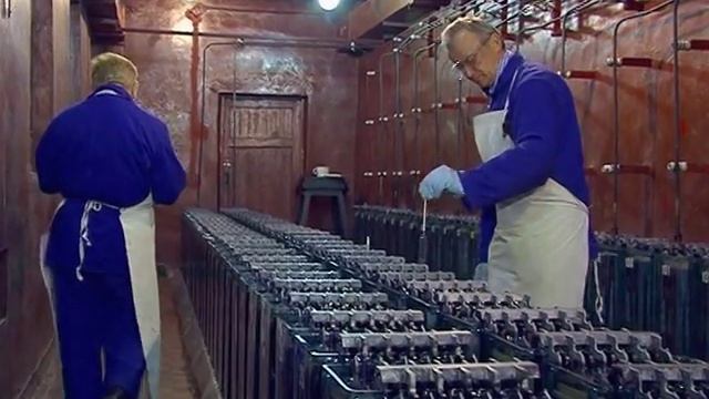 Работают специалисты-аккумуляторщики цеха электроснабжения