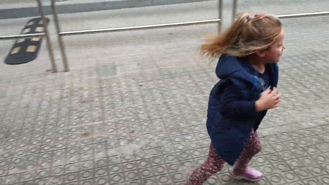 Оливейя ходила с школьным классом в кино и ей выдали табличку режиссера #olivella #девочка #дети смотреть онлайн