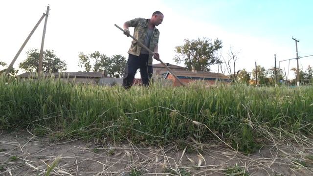 Сюжет из жизни в деревне о том, как я сложил в сенник сено, скошенное мною на соседнем участке ране смотреть онлайн