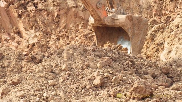 Big Excavator DOOSAN DX 225LCA Digging Dirt Working For Dump Trucks Loading Driver by Good Operator смотреть онлайн