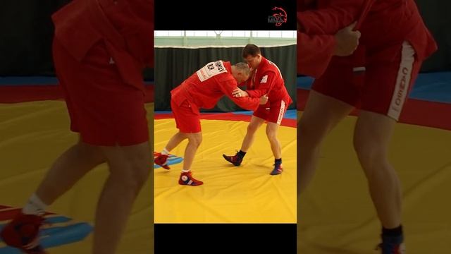 Подсечка с падением в САМБО #shorts смотреть онлайн