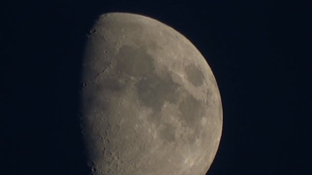 Спутники на фоне Луны или... смотреть онлайн