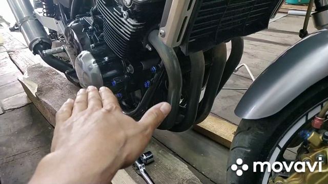 Honda CB400 VTEC. Как задомкратить переднее колесо. смотреть онлайн