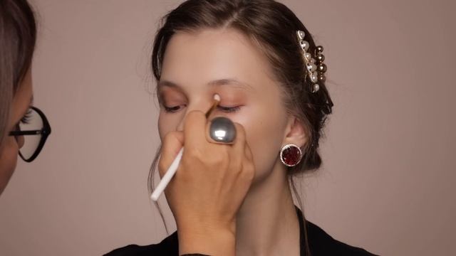 Трансформация подиумного макияжа Chanel в салонный / Нежный образ / SHIK