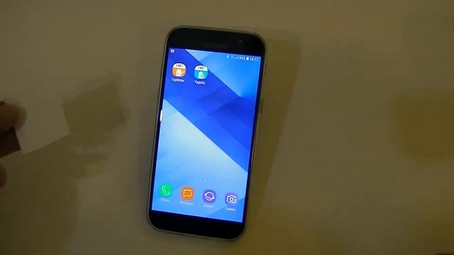 Android Phone Programs NFC Tag and an iPhone Xs Max Reads the tag and opens the webpage смотреть онлайн