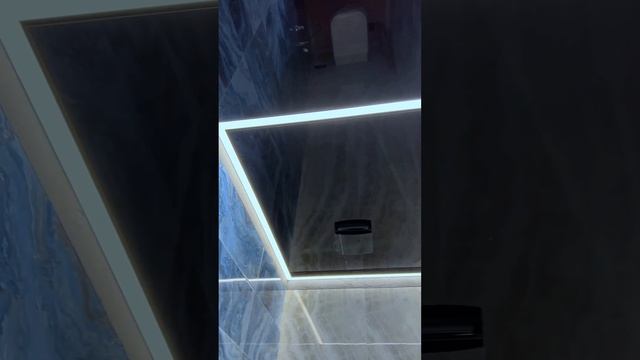 Световая линия с черным рассеивателем. Свет в санузле. Глянцевый натяжной потолок. смотреть онлайн