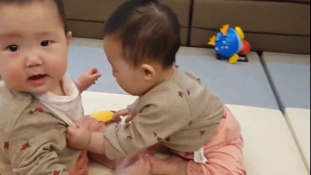 [SUB] 쌍둥이 동생에게 멱살 잡힌 쌍둥이 언니😭 смотреть онлайн