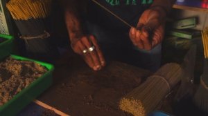 Как делают арома-палочки (благовония) в Индии