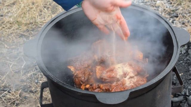 ТОМЛЕНЫЕ ГОВЯЖЬИ РЁБРА В КАЗАНЕ НА КОСТРЕ смотреть онлайн
