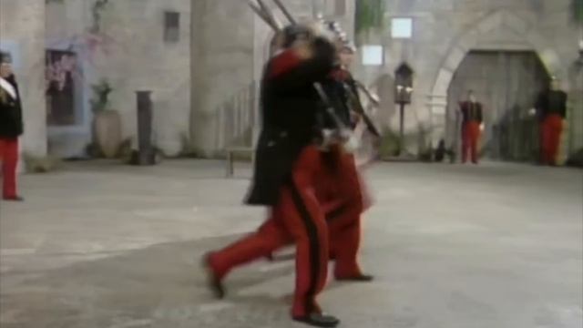Benny Hill - Un petit air de Carmen смотреть онлайн