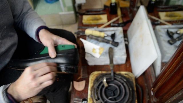 Обувь ручной работы. Обработка кожаной подошвы. смотреть онлайн