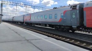 Электровоз ЭП2К-094 с пассажирским поездом летит на всех парусах через станцию Убинское