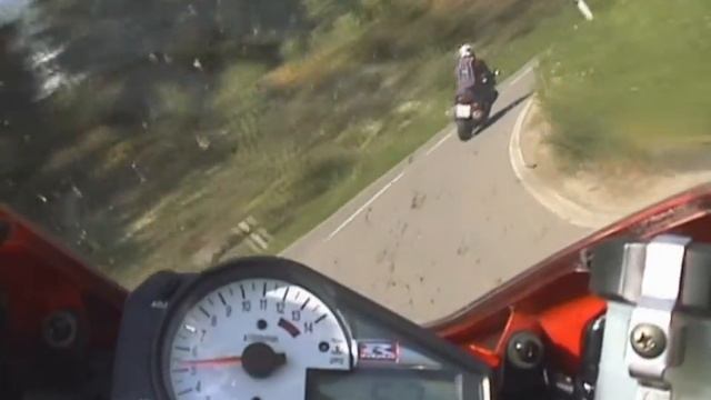 Close Shave! Eifel Heizen GSX-R1000 vs. Honda CBR Blackbird смотреть онлайн