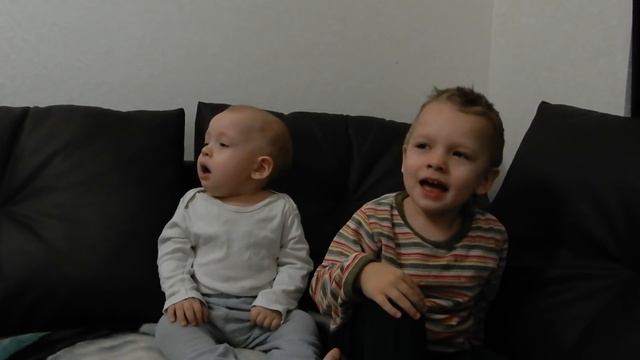 Дети смешно чихают. Чихают вместе / Children Sneeze / 재채기 / 打喷嚏了