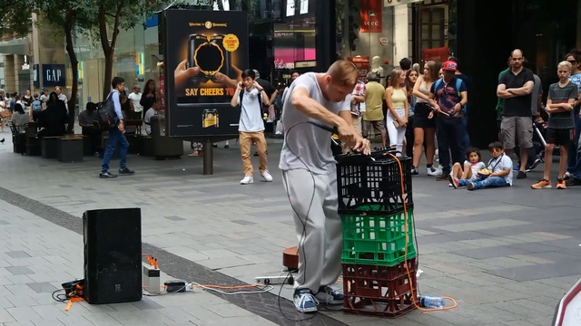 УЛИЧНЫЙ ПЕВЕЦ РАЗВЛЕКАЕТ ПРОХОЖИХ ► Настоящий Голос Улиц смотреть онлайн