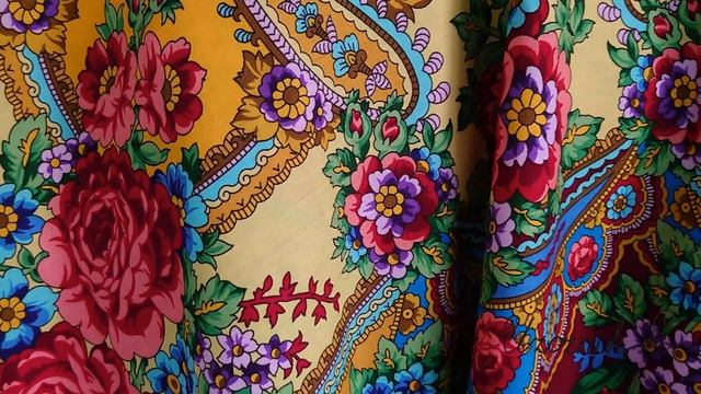 Чем ярче, тем лучше. Павловопосадские платки. Белые розы. Лягушка. Pavlovo Posadのショール