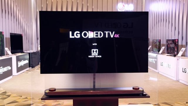Приклеиваемый телевизор и летающая колонка - новинки LG смотреть онлайн