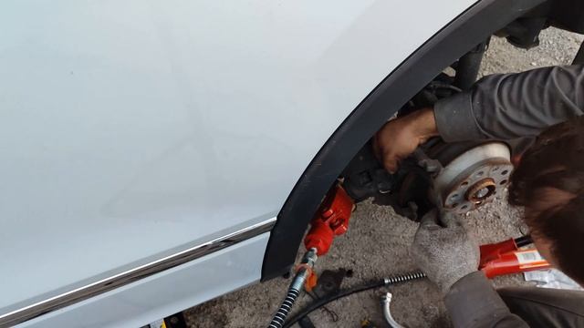Замена задних тормозных колодок на Volkswagen Tiguan 2, без компьютера, гидравликой. смотреть онлайн