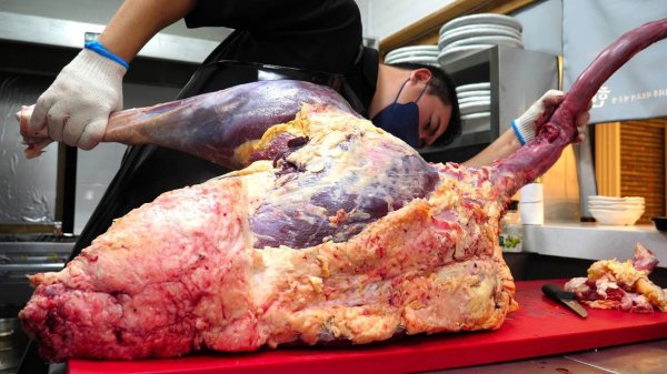 Шокирующая еда? Коллекция особых блюд, таких как пшеничный червь, страус, свинья, раковина и т. д.