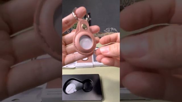 Unboxing Uniq Domus Slim Leather Case for AirTag смотреть онлайн