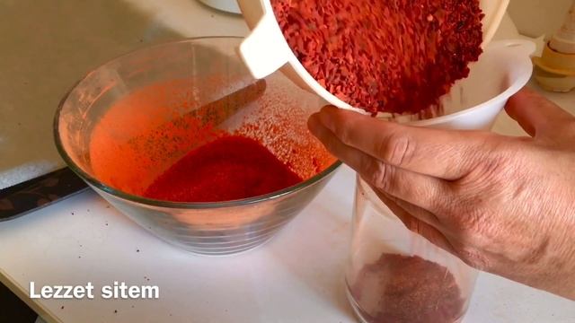 ?KIRMIZI TOZ VE PUL BİBER YAPIMI?BİBER NASIL KURUTULUR KADİFEMSİ DOKUSUYLA PUL VE TOZ BİBER TARİFİ смотреть онлайн