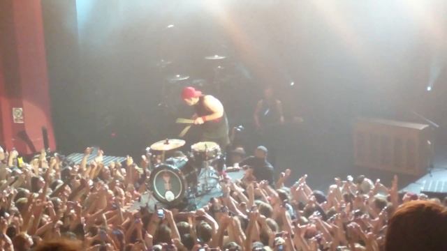 Twenty one pilots - crowd surf drum solo смотреть онлайн