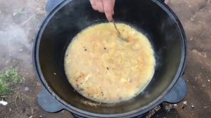 В КАЗАНЕ НА КОСТРЕ ПОЛЕВАЯ КАША
