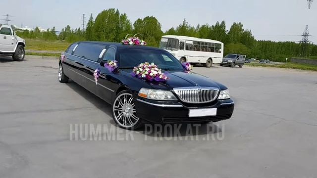Сиренево-белое свадебное украшение на черном лимузине Линкольн Таун Кар смотреть онлайн