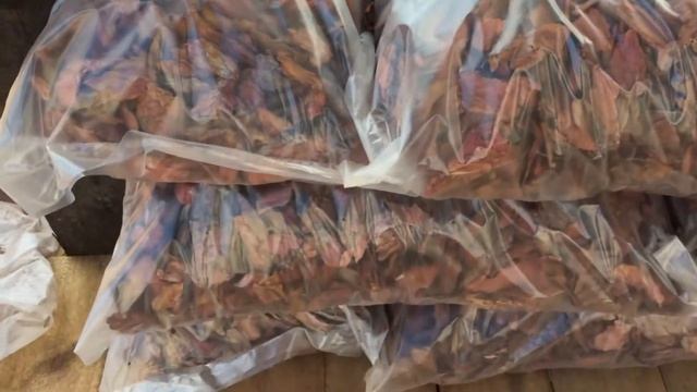 Кора лиственницы 6-10 см. Прозрачный мешок мульча