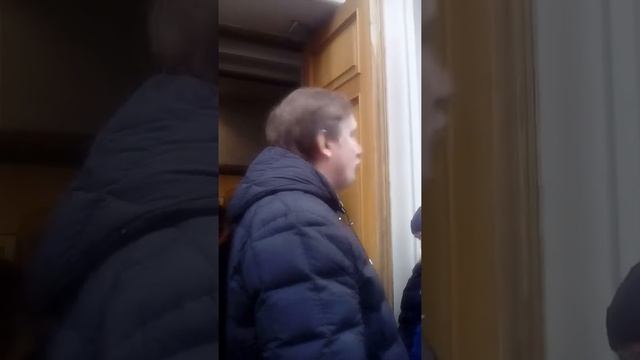 У здания Верховного суда смотреть онлайн