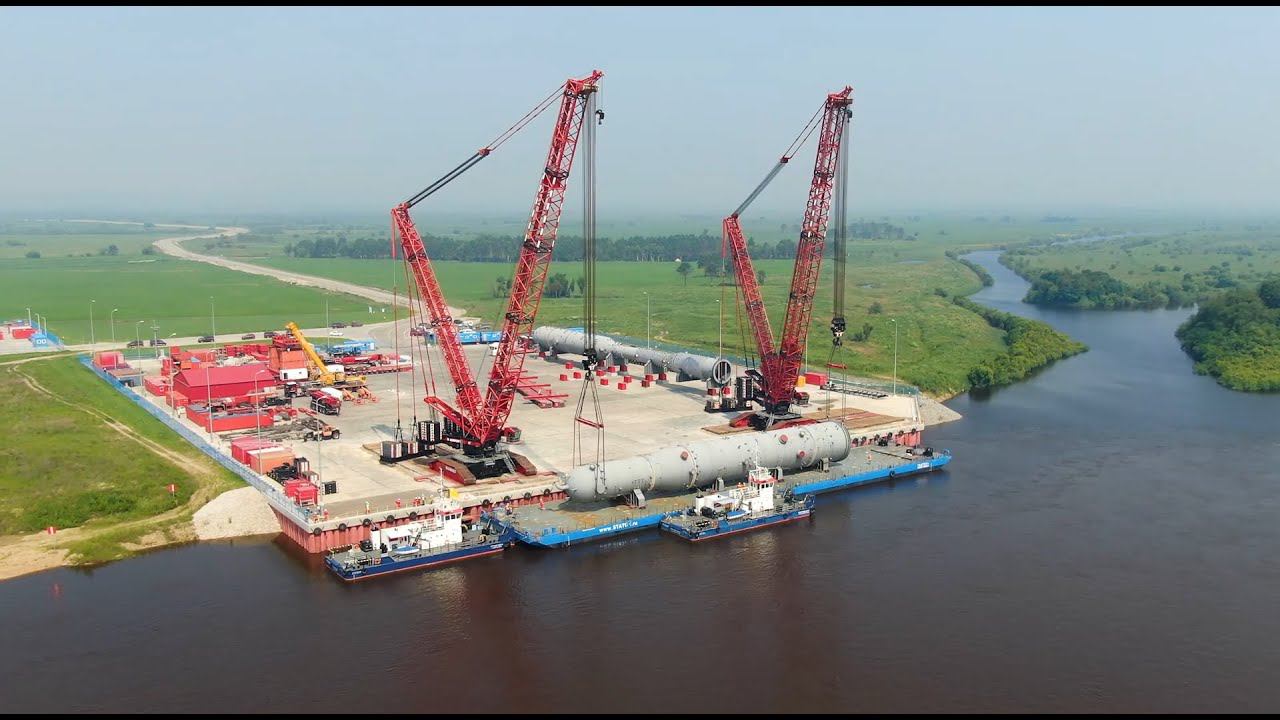 На причале Амурского ГПЗ ведется разгрузка колонн газоразделения для пятой технологической линии смотреть онлайн
