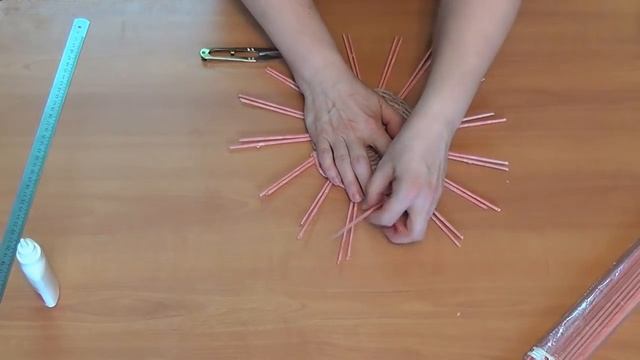 Салфетница из газетных трубочек