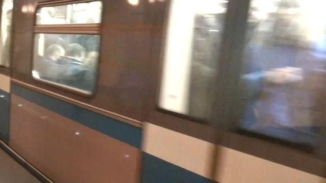 прибытие метро вагона "Русич" на станцию Электрозаводская смотреть онлайн