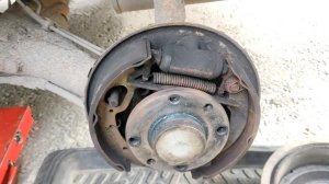 Менял шины на зиму ...поменял задний тормозной цилиндр. Лада гранта фл