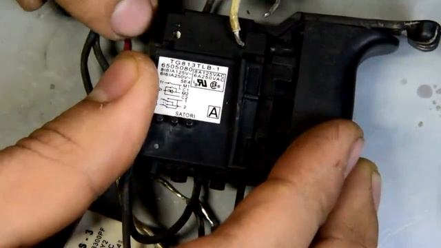 Замена кнопки на HR 2450 Makita \ Как поменять кнопку на перфораторе \ Как правильно вынуть провод смотреть онлайн
