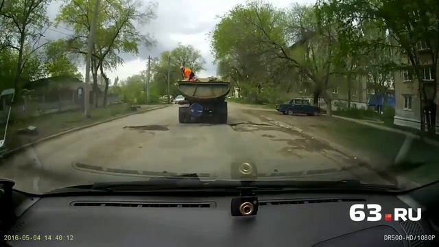 Ямы «припудрили» асфальтом смотреть онлайн