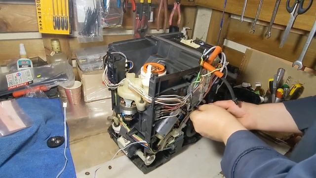 Часть 2 Кофемашина Delonghi PrimaDonna S. Ошибка: Вставьте заварочній узел. Замена датчика хола смотреть онлайн