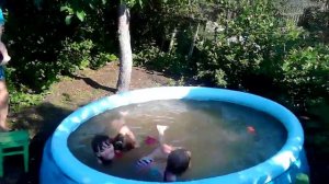 Дети на  дачи купаются в бассеине