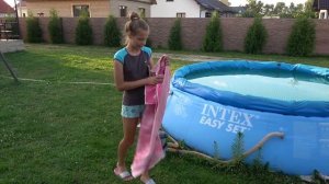 Лера не хочет ЧИТАТЬ на КАНИКУЛАХ и ЗАТЯНУЛА Лену в БАССЕЙН. Crazy Show