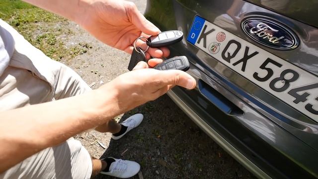Comparison test new Nissan Qashqai vs Ford Kuga (Escape) compact SUV driven FULL REVIEW смотреть онлайн