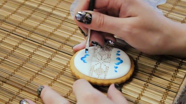 Видео мастер-класса "Ажурный пряник". Роспись пряника в стиле гжель смотреть онлайн