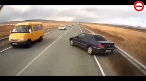 Невезучие водители. Нелепые аварии на дороге. Фуры в заносе.