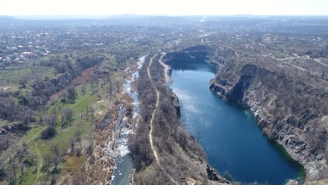 Карачуновское водохранилище с высоты птичьего полета Карьер КДЗ Мост Водопад Белые Камни смотреть онлайн