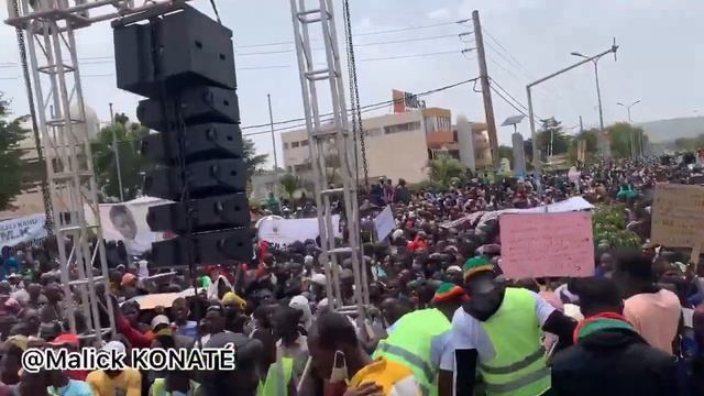 Bamako : Vue d'ensemble de la place de la République | Manifestation du 5 juin 2020 смотреть онлайн